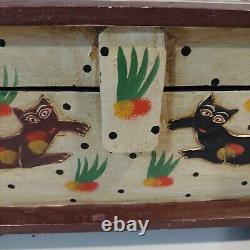 BOÎTE EN BOIS CARVÉE GRAND FORMAT AVEC CHATS EN ART POPULAIRE PRIMITIF VINTAGE Peinte à la main 19×9×10