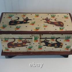 BOÎTE EN BOIS CARVÉE GRAND FORMAT AVEC CHATS EN ART POPULAIRE PRIMITIF VINTAGE Peinte à la main 19×9×10