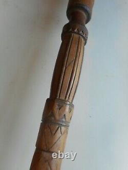 Bâton De Marche D'art Folklorique Sculpté À La Main. Bâton De Marche Avec Le Visage Et Le Cœur