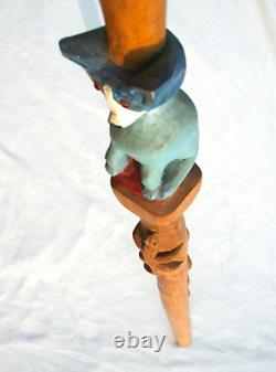 Bâton de marche américain d'art populaire sculpté à la main, peint à la main et signé - Chien Bleu Vintage