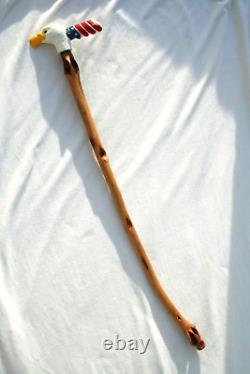 Bâton de marche américain en bois sculpté d'aigle vieilli et signé, œuvre d'art populaire