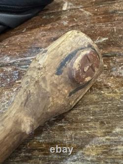 Bâton de marche en bois sculpté d'art populaire amérindien, chef indien américain