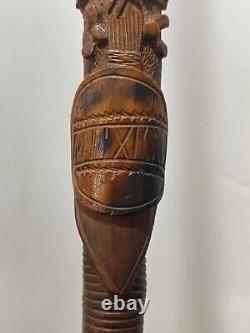 Bâton de marche en bois sculpté d'art populaire ancien du Mexique avec décoration d'aigle et de serpent