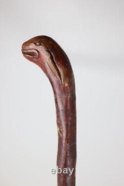 Bâton de marche en bois sculpté d'un serpent, art populaire antique, peint en rouge, mesure 34,5 pouces.