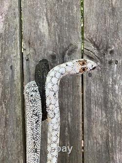 Bâton de marche en bois sculpté et décoré de manière très élaborée représentant des serpents tribaux