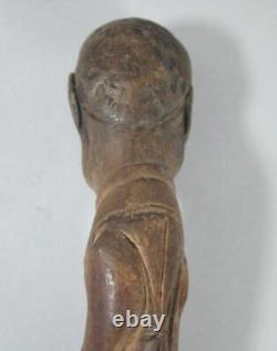 Bâton de marche primitif en bois sculpté antique avec tête grotesque de crâne