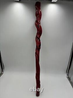 Bâton de marche rose en bois tordu sculpté à la main d'art populaire vintage de 33 pouces