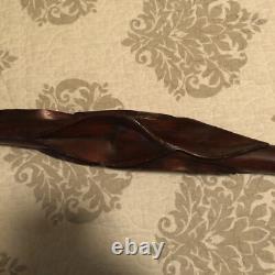 Bâton de marche sculpté en art folklorique irlandais époustouflant