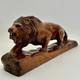 Belle Grande Sculpture En Bois D&rsquo;acajou De 18 Pouces, Lion Sculpt&eacute; &agrave; La Main, Art Folklorique Vintage.