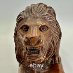 Belle sculpture en bois de mahogany de lion folklorique, grande et sculptée à la main, 18 pouces.