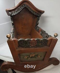Berceau à bascule pour bébé en bois sculpté à la main antique vintage, peint à la main, art populaire rustique