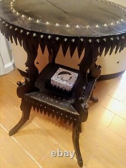 Bizarre Antique Tramp Art Lamp Table Folk Art Sculpté Gothique Ooak 1900 Ronde