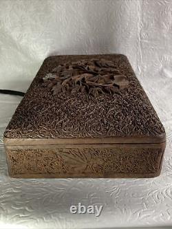 Boîte à bijoux décorative en bois sculpté à la main dans le style de l'art populaire avec couvercle articulé vintage.