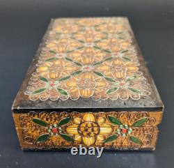 Boîte à bijoux en bois sculpté d'art populaire vintage avec des motifs floraux primitifs colorés.