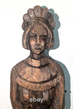 Boîte à clés suspendue en bois sculpté d'art populaire antique, figurine de femme avec clé<br/>
