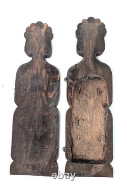 Boîte à clés suspendue en bois sculpté d'art populaire antique, figurine de femme avec clé<br/>