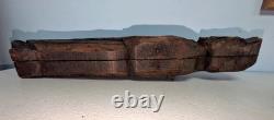 Boîte à clés suspendue en bois sculpté d'art populaire antique, figurine de femme avec clé	<br/> 
