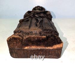 Boîte à clés suspendue en bois sculpté d'art populaire antique, figurine de femme avec clé		
<br/>