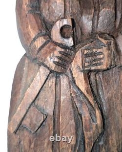 Boîte à clés suspendue en bois sculpté d'art populaire antique, figurine de femme avec clé
  <br/>
 