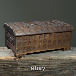 Boîte à pieds en art populaire sculptée à la main vintage