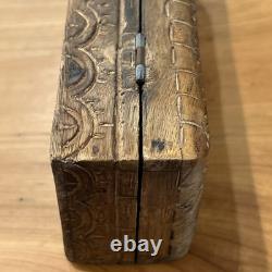 Boîte à tabac en bois sculpté scandinave antique vers 1800, art populaire norvégien