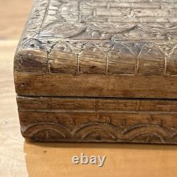 Boîte à tabac en bois sculpté scandinave antique vers 1800, art populaire norvégien
