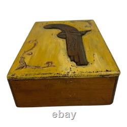 Boîte en bois pour arme à poudre noire en folk art sculptée à la main antique