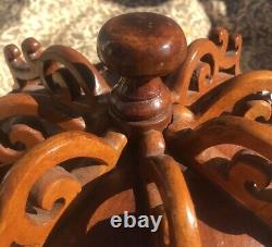 Boîte octogonale antique en TRAMP ART avec fleurs en art populaire sculptées et tiroir Chardon Oh'32