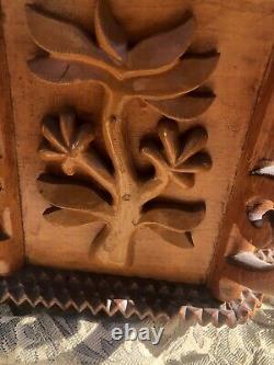 Boîte octogonale antique en TRAMP ART avec fleurs en art populaire sculptées et tiroir Chardon Oh'32