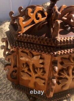 Boîte octogonale antique en TRAMP ART avec fleurs en art populaire sculptées et tiroir Chardon Oh'32