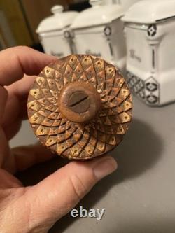 Boîte ronde couverte petite, magnifiquement sculptée à la main, 3 pouces de hauteur, art populaire du 19e siècle