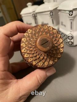 Boîte ronde couverte petite, magnifiquement sculptée à la main, 3 pouces de hauteur, art populaire du 19e siècle