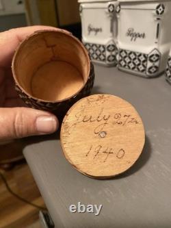 Boîte ronde couverte petite, magnifiquement sculptée à la main, 3 pouces de hauteur, art populaire du 19e siècle