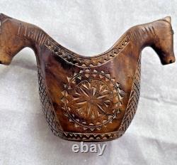 Bol à bière en bois sculpté à la main avec deux têtes de chevaux en folk art vintage norvégien