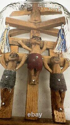 Bouteille d'Art Populaire Antique Sculptée à la Main avec Crucifix