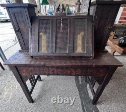 Bureau et chaise en arts et métiers antiques en pyrogravure sculptée, art populaire tramp AAFA années 1910