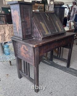 Bureau et chaise en arts et métiers antiques en pyrogravure sculptée, art populaire tramp AAFA années 1910