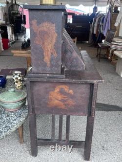 Bureau et chaise en arts et métiers antiques en pyrogravure sculptée, art populaire tramp AAFA années 1910