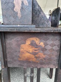 Bureau et chaise en arts et métiers antiques en pyrogravure sculptée, art populaire tramp AAFA années 1910