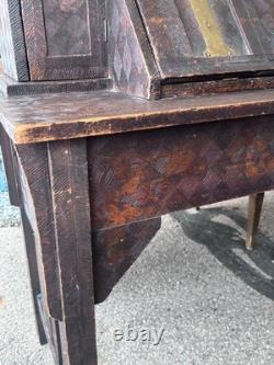 Bureau et chaise en arts et métiers antiques en pyrogravure sculptée, art populaire tramp AAFA années 1910