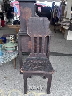 Bureau et chaise en arts et métiers antiques en pyrogravure sculptée, art populaire tramp AAFA années 1910