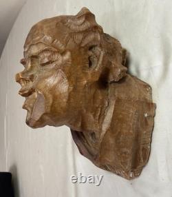 Buste mural en sculpture d'art populaire représentant un vieil homme, en bois sculpté à la main, du 19e siècle, style victorien.