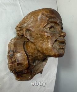 Buste mural en sculpture d'art populaire représentant un vieil homme, en bois sculpté à la main, du 19e siècle, style victorien.