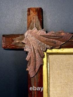 CADRE ANTIQUE en ART TRAMP Sculpté avec Poinsettia en Broderie au Point de Laine Art Populaire Victorien en Bois