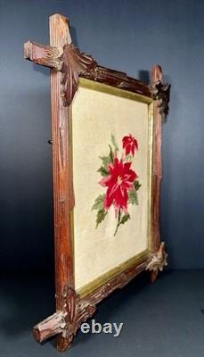CADRE ANTIQUE en ART TRAMP Sculpté avec Poinsettia en Broderie au Point de Laine Art Populaire Victorien en Bois