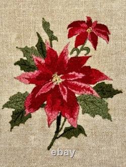 CADRE ANTIQUE en ART TRAMP Sculpté avec Poinsettia en Broderie au Point de Laine Art Populaire Victorien en Bois