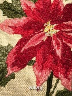 CADRE ANTIQUE en ART TRAMP Sculpté avec Poinsettia en Broderie au Point de Laine Art Populaire Victorien en Bois