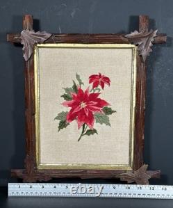 CADRE ANTIQUE en ART TRAMP Sculpté avec Poinsettia en Broderie au Point de Laine Art Populaire Victorien en Bois