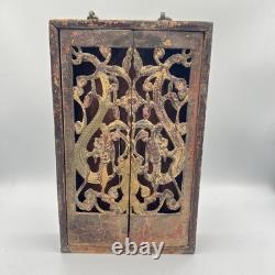 Cabinet d'autel en bois sculpté chinois ancien avec dragons en laque rouge dorée, art populaire