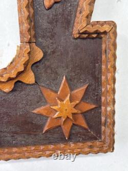 Cadre en bois sculpté de style tramp art antique grand 1890 Art populaire fin